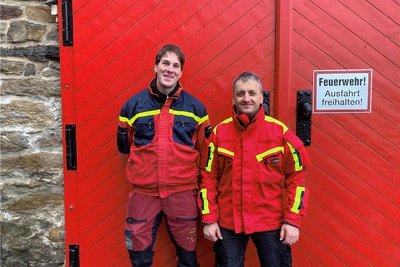 Paul Reuter (r.) von der Buchholzer Feuerwehr und der Geyersdorfer Anton Porstmann von der Berufsfeuerwehr Chemnitz organisieren den besonderen Ausbildungstag. Porstmann vertritt die Höhenretter des Freistaates Sachsen. Foto: Paul Reuter