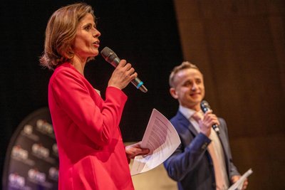 Werden am 6. April in Markneukirchen durch den Abend führen: Die Moderatoren Franziska Schenk und Ingo Hahne.