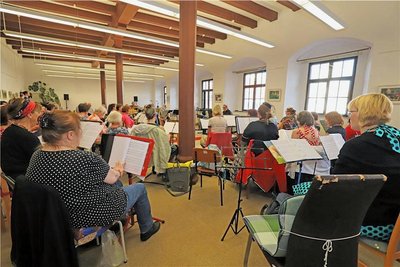 Die Vorbereitungen des Stadtchores auf die Schlager-Revue laufen. 