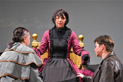 Fürstin Isabella (Kerstin Zähringer) mit ihren Söhnen Manuel (Lilou Burkhardt) und Cesar (Christine Bahr), die das Land mit Krieg überziehen.