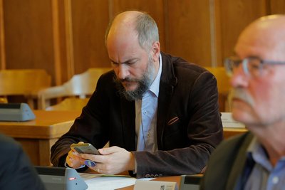 „Freie Sachsen“-Chef Martin Kohlmann, hier während einer Sitzung des Stadtrats in Chemnitz, dem er angehört, hat seine beiden Parteifreunde als Verteidiger vertreten.