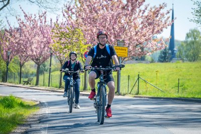 Stempel geholt: Zwei Radfahrer kommen von der Rochsburg und nehmen Kurs auf die nächste Station im Muldental.