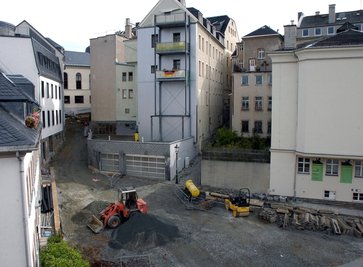 
              <p class="artikelinhalt">Noch ist das Areal zwischen Adam-Ries-Museum (links), der angrenzenden Manufaktur der Träume samt Café "Schokoguschl" und dem Studienraum "Carlfriedrich Claus" in der Annaberger Innenstadt eine Baustelle. Bald aber soll der Platz mit Sitzmöglichkeiten und Grün zum Verweilen einladen. Brigitte Streek (2)</p>
            