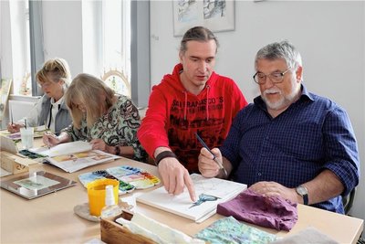 Alexander Fichtner (M.) schaute im Zeichenzirkel vorbei, den sein 2022 verstorbener Vater Ralf Alex Fichtner angeleitet hatte, und gab Hubert Protzel künstlerische Hinweise. 