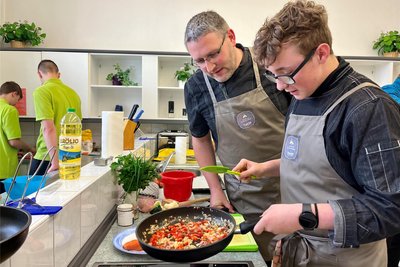 An der Stadtschule Schwarzenberg gibt es eine spezielle Talent-Company und einen Praxisberater für die Berufswahl. Seine jüngste Idee war ein Kochduell, bei dem Profis aus Gaststätten der Region, wie hier im Bild Ratskellerchef Jan Fuchs, den Jugendlichen Rückendeckung gaben.