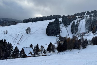 Ein Blick auf den verschneiten Haupthang und den Schanzenkomplex.