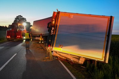Ein Sattelzug ist bei Großweitzschen von der Straße abgekommen.
