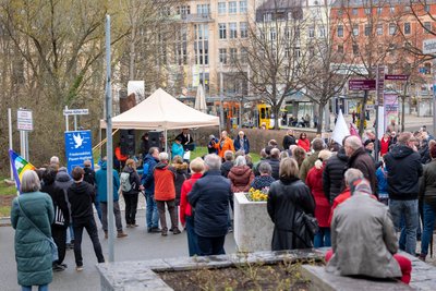 Etwa 250 Menschen kamen zur Friedenskundgebung am Ostersamstag ans Plauener Wendedenkmal. Die Linksjugend hatte spontan eine Gegendemonstration angemeldet.