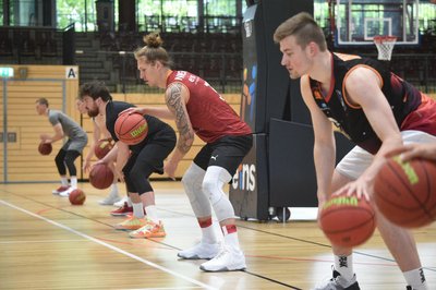 Wieder gemeinsam am Ball: Die Profis der Chemnitz Niners um Leon Hoppe, Malte Ziegenhagen und Domique Johnson (von rechts) haben am Montag erstmals seit Mitte März in der Halle trainiert.