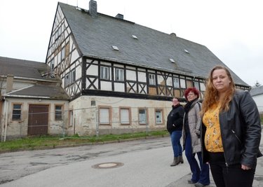 Für Cathleen Müller, Silke Kirschen und Anne-Desiree Daniel (von links) ist es traurig zu sehen, was aus dem "Erbgericht" geworden ist. Mit der Bürgerinitiative "Wir für Falkenbach" machen sie sich für einen Abriss des maroden Gebäudes stark.