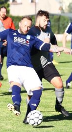 Nichts zu holen gab es für Felix Jungk (r.) und den FSV Zschopau/ Krumhermersdorf. In Königswalde (hier mit Ronny Friedel) setzte es eine 1:4-Pleite.