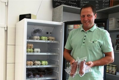 Rindersalami ist nur eine von vielen Spezialitäten, die Ralf Pammler immer samstags im eigenen Hofladen verkauft.