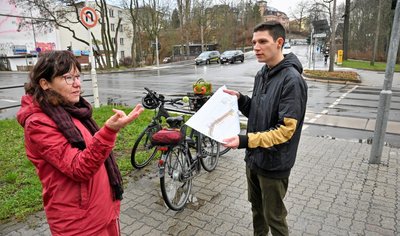 Britta Mahlendorff und Joseph Israel am Fuße der Kaßbergauffahrt. Hier im Hintergrund zu sehen sind die Kaßbergauffahrt nebst Eisgarten.