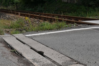 Die Schäden an der Entwässerungsrinne müssen bis Ende Oktober beseitigt werden.