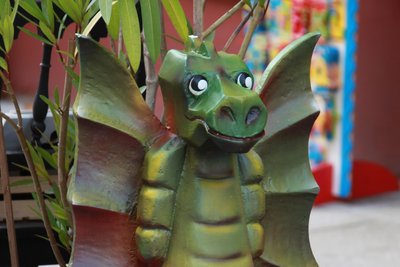 Dieser Drache stand viele Jahre vor dem Geschäft von Hartmut Rademann in Schwarzenberg. Nun wurde er gestohlen.