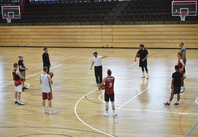 Besprechung mit Abstand: Die Niners vor ihrem ersten Training nach der Zwangspause.