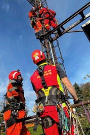 Die Spezialisten des Bergbau- und Höhenrettungszuges der Stadtfeuerwehr Annaberg-Buchholz sind an ihrer roten Einsatzkleidung zu erkennen. 