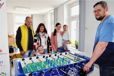 Mit ihren Eltern Volker und Heike Kirschinink guckte sich Alexandra Kirschinink mit ihren Töchtern Anna (auf dem Arm) und Emma beim Kinderschutzbund - rechts Rico Ullmann - um. 