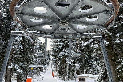 Am Fichtelberg wurde mit der Beschneiung auf den Pisten und der Lifttrasse an der Himmelsleiter begonnen. Das hat Gründe.