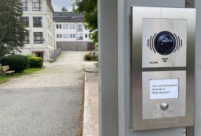 Der Eingang des Flüchtlingsheims im Ortskern von Niederdorf: Das Gebäude, das ehemalige Landratsamt, gehört dem Erzgebirgskreis. 