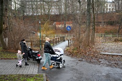 Ein wenig versteckt bietet der Pfortensteg einen Zugang Richtung Kaßberg. Danach geht's steil nach oben.