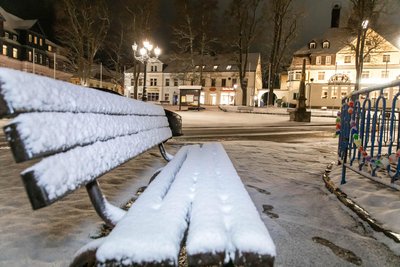 Schnee im Erzgebirge. Der machte auch vor Ostereiern in Oberwiesenthal nicht Halt.