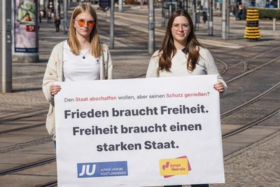 Auch Julia Karbstein von der JU Vogtland und Juli-Chefin Luisa Strobel (rechts) haben eine Meinung zum Staat.