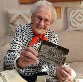 Margot Lang in Cranzahl wird an diesem 12. Oktober 100 Jahre alt. Zahlreiche Zeitdokumente erzählen von ihrer Laufbahn im Schuldienst. 