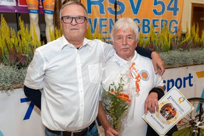Der „Vater der Erfolge“, zusammen mit Vorstandsmitglied Uwe Richter: Klaus Fischer (rechts) wurde mit der Ehrennadel in Silber des Bundes Deutscher Radfahrer und mit der Ehrenurkunde des RSV 54 ausgezeichnet.