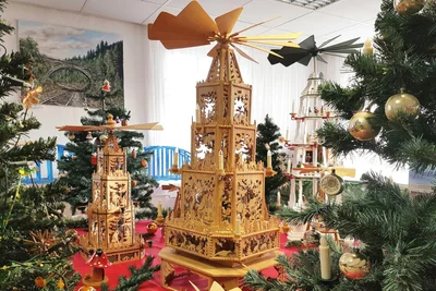 Pyramiden sind diesmal auf Schritt und Tritt in der Ausstellung zu sehen.