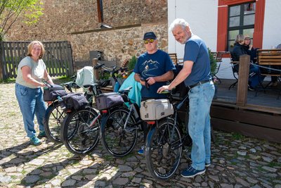 Kurze Pause auf der Rochsburg: Holger Mücke und André Schmikale stimmen sich über die nächste Etappe ab.