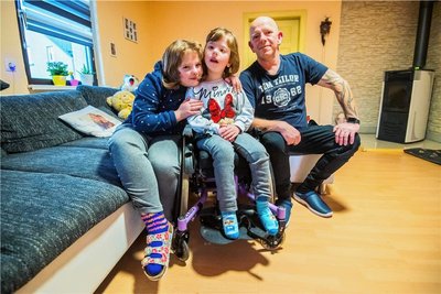 Lilli, Lina und Vater Mirko Heinz sind ein Trio, das gut miteinander auskommt. Die siebenjährige Lina sitzt im Rolli. "Und doch ist sie der Boss bei uns Zuhause", sagt der Papa voller Stolz. 