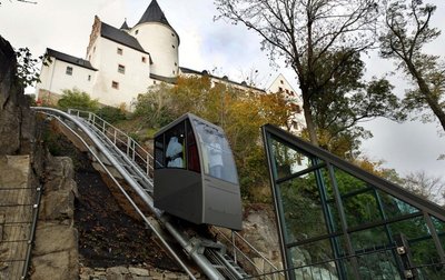 Anregung aus Schwarzenberg: Dort führt seit 2010 ein Schrägaufzug hinauf zum Schloss. 