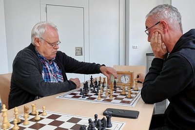 Zum Training treffen sich die Schachspieler der SG CX Schwarzenberg/Raschau im Haus der Vereine. Roland Fuchs (l.) und Karsten Pälmer zeigten beim Tag der offenen Tür ihr Können. 