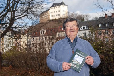 Der Greizer Autor Volker Müller mit seinem Erzählband „Herrenleben“.