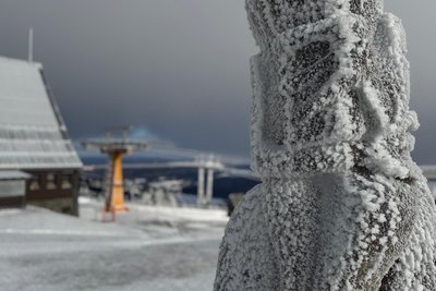 Minusgrade und Schnee lockten am Samstag auf den Fichtelberg. Doch es wehte teils auch ein eisiger Wind.