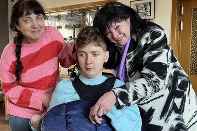 Silke Müller mit Ulli bei einem Besuch von Christine Matko (r.), die regelmäßig vorbeischaut und über die Aktion Kinderherzen der Familie finanziell unter die Arme greift.