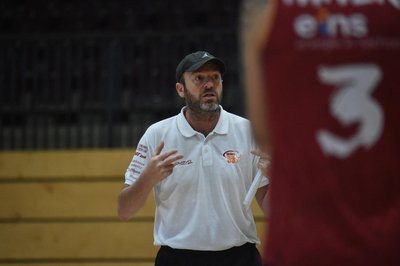 Neuer Look: Niners-Chefcoach Rodrigo Pastore hat sich während der Zwangspause stark verändert. Vorher war er sowohl auf dem Kopf als auch im Gesicht stets frisch rasiert.