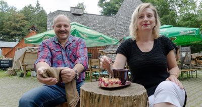 Angelique Fleischer, Wirtin der Bergschmiede "Markus Röhling", und Schuhmachermeister Manfred Schulze bieten ab sofort einen besonderen Service. Das Motto lautet: "Kaputter Schuh? - Einen Kaffee dazu?"