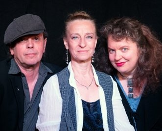 Jürgen Ehle, Scarlett O' und Frauke Pietsch (v.l.) erinnern an Gisela May. 