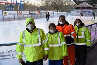 Sie halten die Eisbahn am Laufen und füllen gern auch Elternaufgaben aus, die nicht auf die Bahn dürfen: Von links: Klaus Rubner, Martin Husung, Uwe Krause und Ingrid Füssel. 