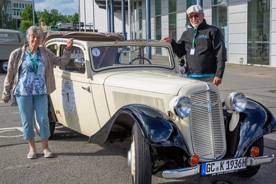Petra und Klaus-Dieter Hessel aus Meerane führten mit dem Adler Trumpf Junior Startnummer 1 die Oldtimer-Rallye durch die Region an. 