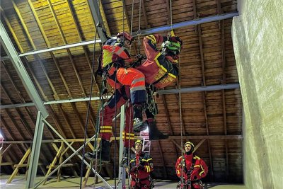 Die Höhenretter der Berufsfeuerwehr Chemnitz haben auch schon unterm Dach  der Buchholzer Kirche trainiert.