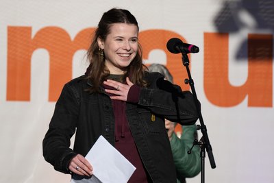 Luisa Neubauer, Klimaschutz-Aktivistin, spricht auf einer Großkundgebung für Demokratie und gegen Rechtsextremismus auf dem Neumarkt. Mit der Demonstration wollen die Teilnehmer ein Zeichen des Widerstands gegen rechtsextreme Umtriebe setzen.
