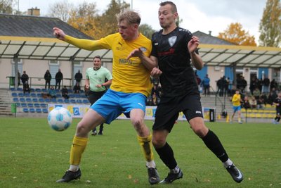 Der Reichenbacher Maurice Lange (rechts) attackiert Marvin Richter von der SG Taucha bei der Ballannahme.