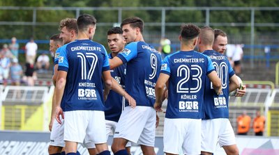 Auswärts in Dunkelblau: Chemnitzer Torjubel nach der Führung für Chemnitz durch Torschütze Danny Breitfelder (9). 