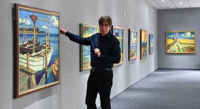 Bernd Weise in seiner Galerie Weise in der Ausstellung mit Arbeiten von Peter Schettler. 