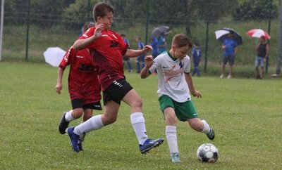 Durch das 1:2 gegen Hartenstein verpasste die Bernsbacher D-Jugend - am Ball Philipp Steeger - den Einzug ins Halbfinale. 