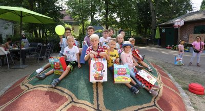 Die Kinder feierten am Donnerstag im SOS-Kinderdorf Schulanfang. Ganz vorn in der Mitte ist Fiete, Olexandra ist die Vierte von rechts. 