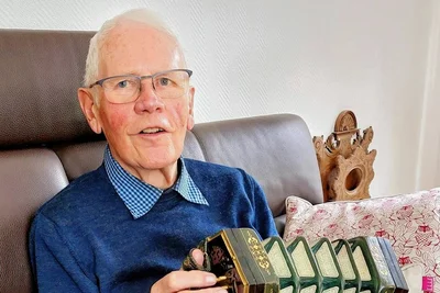 Sammler Helmut Wiemann, 1979 der Gründer des AkkordeonorchestersOsnabrück, mit einer englischen Concertina.